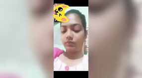 Bela menina adolescente ostenta seus seios grandes na frente da câmera 3 minuto 40 SEC