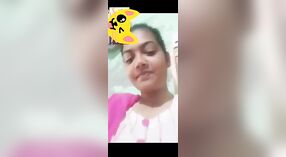 Bela menina adolescente ostenta seus seios grandes na frente da câmera 4 minuto 10 SEC