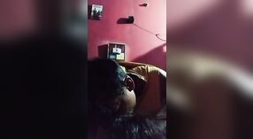 Desça e suja - se com a mulher madura e busty do seu melhor amigo. 1 minuto 20 SEC