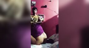 Desça e suja - se com a mulher madura e busty do seu melhor amigo. 0 minuto 40 SEC