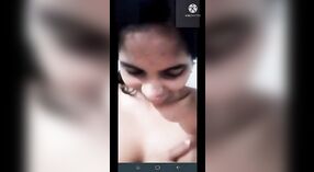 Desi Mädchen mit süßen Titten und Muschi zeigt sich in VKontakte video 1 min 20 s
