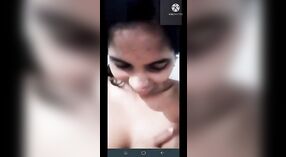 Desi Girl带有可爱的胸部和猫在Vkontakte视频中炫耀 1 敏 20 sec