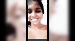 Desi Mädchen mit süßen Titten und Muschi zeigt sich in VKontakte video 2 min 10 s