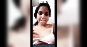 Desi meisje met schattig tieten en poesje shows af in VKontakte video 2 min 20 sec