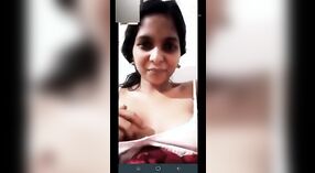 Desi Mädchen mit süßen Titten und Muschi zeigt sich in VKontakte video 2 min 30 s