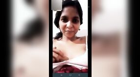 Desi Girl带有可爱的胸部和猫在Vkontakte视频中炫耀 2 敏 30 sec