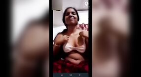 Desi Girl带有可爱的胸部和猫在Vkontakte视频中炫耀 2 敏 50 sec