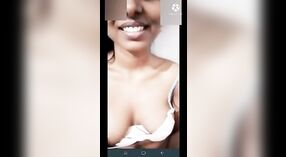 Desi Mädchen mit süßen Titten und Muschi zeigt sich in VKontakte video 1 min 00 s