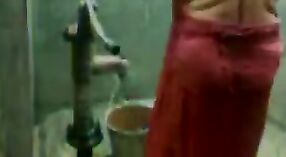 Indiano bhabha gode un doccia a il pompa con lei grande seni 1 min 20 sec