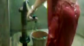 印度巴哈（Bhabha）和她的大乳房在泵上淋浴 1 敏 30 sec