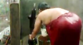 Indische bhabha genießt eine Dusche an der Pumpe mit ihren großen Brüsten 2 min 00 s