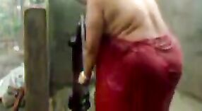 Indische bhabha genießt eine Dusche an der Pumpe mit ihren großen Brüsten 2 min 10 s