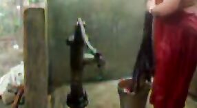 Indische bhabha genießt eine Dusche an der Pumpe mit ihren großen Brüsten 2 min 40 s
