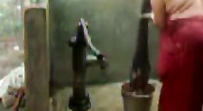 Indische bhabha genießt eine Dusche an der Pumpe mit ihren großen Brüsten 2 min 50 s