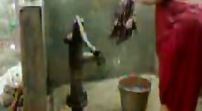 Indische bhabha genießt eine Dusche an der Pumpe mit ihren großen Brüsten 3 min 00 s