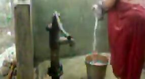 Indische bhabha genießt eine Dusche an der Pumpe mit ihren großen Brüsten 3 min 10 s