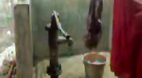 Indische bhabha genießt eine Dusche an der Pumpe mit ihren großen Brüsten 3 min 20 s