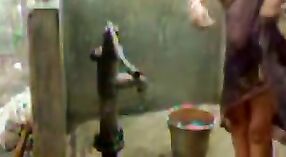 Indische bhabha genießt eine Dusche an der Pumpe mit ihren großen Brüsten 3 min 30 s
