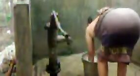 Indische bhabha genießt eine Dusche an der Pumpe mit ihren großen Brüsten 4 min 00 s