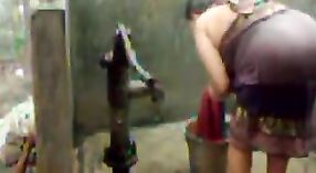 Indische bhabha genießt eine Dusche an der Pumpe mit ihren großen Brüsten 4 min 30 s