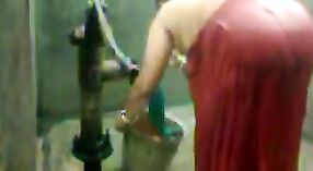 Индианка бхабха наслаждается душем у насоса со своей большой грудью 1 минута 00 сек