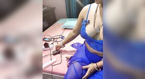 Дези Бхабхи в сексуальном сари мастурбирует пальчиками 3 минута 50 сек