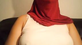 HD Video Hijabi Yenge Büyük Göğüsler 1 dakika 20 saniyelik