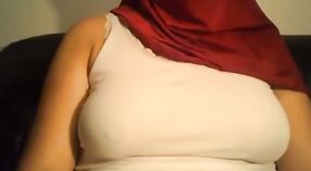 HD Video Hijabi Yenge Büyük Göğüsler 2 dakika 00 saniyelik
