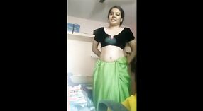 Desi bhabhi pronkt met haar curvy lichaam in een verleidelijke sari 0 min 0 sec