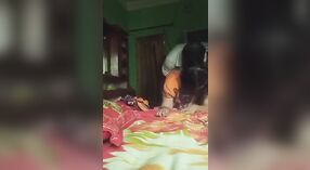 Desi bhabi de la aldea se acuesta rápido en este video humeante 1 mín. 40 sec