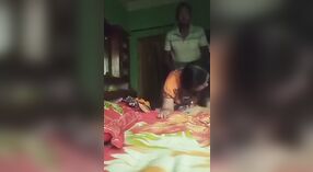 Desi bhabi de la aldea se acuesta rápido en este video humeante 1 mín. 50 sec