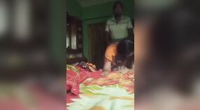 Desi bhabi dari desa bercinta dengan cepat dalam video beruap ini 2 min 00 sec