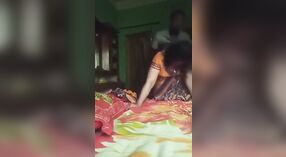 Desi bhabi aus dem Dorf wird in diesem dampfenden Video schnell gelegt 2 min 20 s