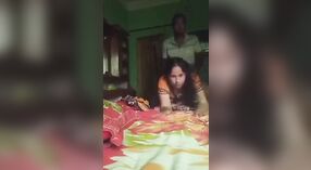 Desi bhabi de la aldea se acuesta rápido en este video humeante 0 mín. 0 sec