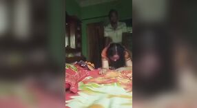 Desi bhabi dari desa bercinta dengan cepat dalam video beruap ini 0 min 40 sec