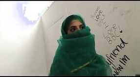 Pakistan kaendahan Nadia Ali bakal kabungkus ing bolongan kamulyan 1 min 50 sec