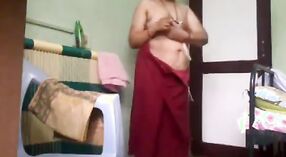Kaki seksi Bhabhi mendapatkan perhatian yang layak mereka dapatkan dengan meminyaki 1 min 20 sec