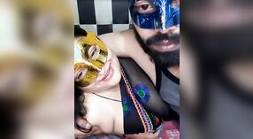 La femme indienne Divya se déshabille et fait une pipe torride dans une émission en direct sur le web 4 minute 20 sec
