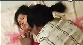 Le mamelon de la femme indienne glisse pendant qu'elle regarde la télévision 3 minute 40 sec