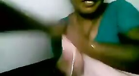 Hausmädchen aus Chennai wird nackt und frech 1 min 00 s
