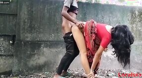 Seks na świeżym powietrzu z lokalną wiejską żoną w lesie 6 / min 10 sec