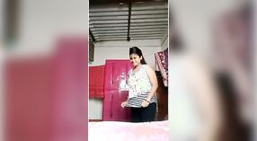 Bangla Bayi Njupuk Istirahat Kanggo Ngganti Gaun 0 min 0 sec
