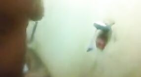 ஒரு பெரிய டில்டோவுடன் பாபி வெட்கமில்லாத குளியல் நேரம் 2 நிமிடம் 00 நொடி