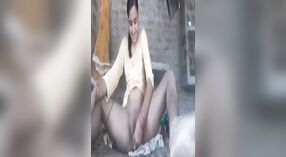 देसी पत्नी शरारती हो जाता है उसके पति के साथ हस्तमैथुन करते हुए 4 मिन 20 एसईसी