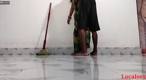 ஒரு பச்சை புடவையில் முதிர்ந்த இந்திய அம்மா ஃபைவ்ஸ்டர் ஹோட்டலில் குறும்பு பெறுகிறார் 2 நிமிடம் 50 நொடி