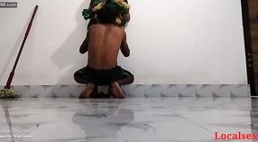 ஒரு பச்சை புடவையில் முதிர்ந்த இந்திய அம்மா ஃபைவ்ஸ்டர் ஹோட்டலில் குறும்பு பெறுகிறார் 4 நிமிடம் 30 நொடி