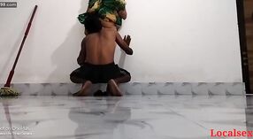 గ్రీన్ చీరలో పరిపక్వ భారతీయ తల్లి ఫివెస్టర్ హోటల్‌లో కొంటెగా వస్తుంది 5 మిన్ 20 సెకను