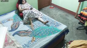 Bintang porno desi Salu Bhabhi membuatnya kenyang dengan ayam keras 10 min 20 sec