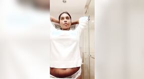 Busty Babe Oasi Das Mostra il suo corpo nudo e scuote le sue grandi tette 1 min 40 sec
