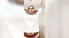 Busty Babe Oasi Das Memamerkan Tubuh Telanjangnya dan Mengguncang Payudara Besarnya 1 min 40 sec